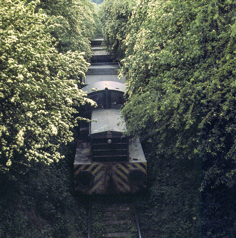 Fowler/Thomas Hill 0-4-0 diesel locomotive propelling empty wagons from Mountsorrel sidings to the quarry, Leicestershire