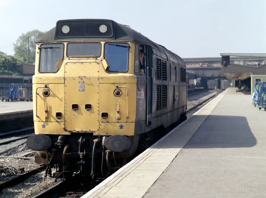 Brush type 2 diesel locomotive, Leicester station