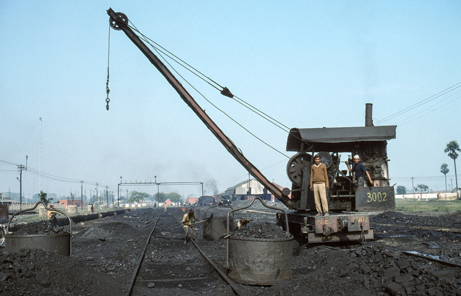 Steam crane, used for coaling locomotives, and crew at Samastipur locomotive shed, India, 29th December 1993