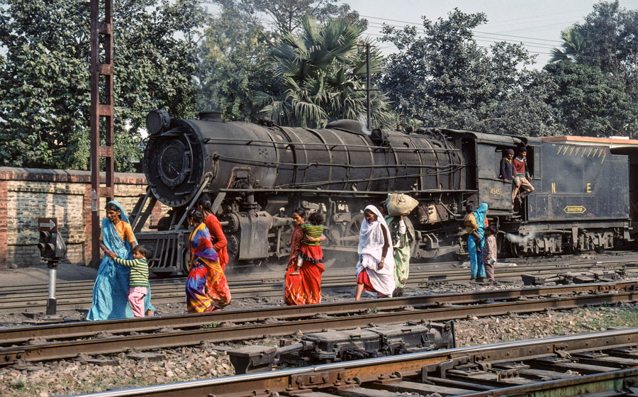 Metre gauge steam locomotive class YG 2-8-2 and people crossing tracks at Samastipur Junction station, India, 29th December 1993