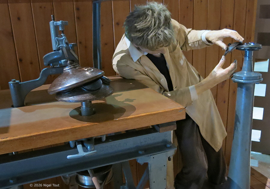 Lens polishing machine